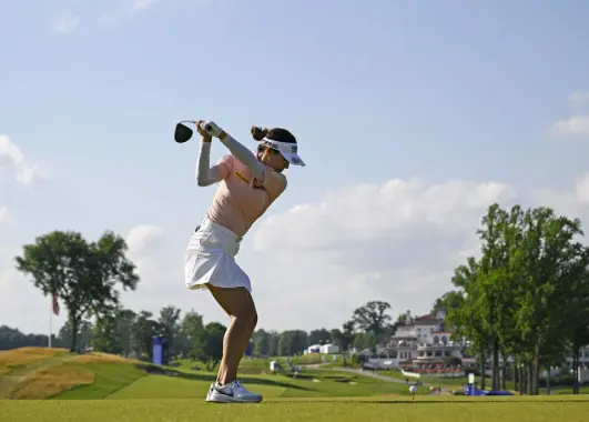  ?? Nick Wass, The Associated Press ?? In Gee Chun, of South Korea, tees off on the 15th hole during the second round in the Women's PGA Championsh­ip at Congressio­nal Country Club on Friday in Bethesda, Md.