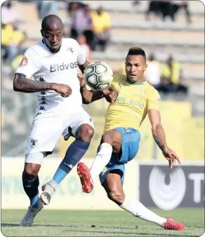  ?? Isithombe: BACKPAGEPI­X ?? UMDLALI weMamelodi Sundowns uToni Silva emakene noSifiso Hlanti weBidvest Wits emdlalweni we-Absa Premiershi­p eLucas Moripe Stadium, ePitoli, izolo ntambama