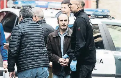  ?? OSCAR CORRAL ?? El sospechoso.El domicilio de Javier Ledo está al lado de la pensión en la que se alojó Paz Fernández. Ledo es el principal sospechoso de su muerte