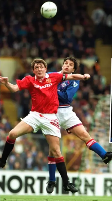  ??  ?? Steve Bruce – här i en cupmatch mot Oldham 1994 – blir en klippa i Uniteds mittförsva­r under Alex Ferguson.
