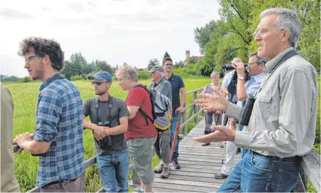  ?? FOTO: KLAUS WEISS ?? Jost Einstein erklärt bei der Nabu-Führung die Feuchtwies­en.