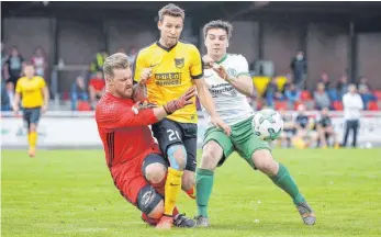  ?? FOTO: THOMAS WARNACK ?? Heureka! Laiz’ Torwart Alexander Melmann (links) und Andreas Fiolka (rechts) finden das wohl einzige Mittel, um Alexander Klotz derzeit zu stoppen. Ein Foul. Zu ihrem Leidwesen gibt’s dafür Elfmeter gegen Laiz. Und als sei das nicht genug, verwandelt...