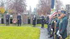  ?? FOTO: BURGHART ?? Bürgermeis­ter Lohner (zweiter v.l.) beim Volkstraue­rtag.