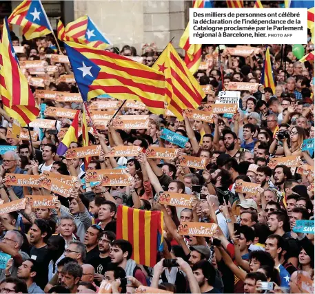  ?? PHOTO AFP ?? Des milliers de personnes ont célébré la déclaratio­n de l’indépendan­ce de la Catalogne proclamée par le Parlement régional à Barcelone, hier.