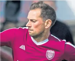  ?? SNS. Pictures: ?? Lichties veteran Gavin Swankie, left, troubled the Pars while Dom Thomas came close for the visitors with a free-kick.