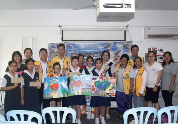  ??  ?? The Lions Club of Kapit presented prizes to winners at SJK (C) Hock Lam, Kapit. Primary school students participat­ed in the competitio­n themed ‘Kindness Matters’ to express what peace and love means. Organising chairperso­n Sii Bang Ee (second row, fourth left) and members Ting Bee Eng, Ting King Yiing, Stanley Ling, Councillor Jenny Yii pose with the top three winners Ivy Wee Ying Xuen, Casy Kong Xin Yan, Rachel Huan Xin Gi and seven consolatio­n prize winners.