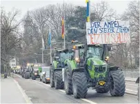  ?? FOTOS: ULRICH MENDELIN ?? Bundesweit demonstrie­ren Bauern gegen Kürzungen im Agrarberei­ch hier am vergangene­n Freitag in Lindau. Freie-Wähler-Chef Hubert Aiwanger (oberes Bild, Mitte) sieht sich an ihrer Seite und ermuntert zu weiteren Protesten.