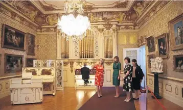  ?? JOE RAEDLE/GETTY IMAGES ?? First lady Melania Trump and Japan’s first lady, Akie Abe, get a tour of the Flagler Museum Wednesday from Erin Manning, left, the executive director of the museum in Palm Beach. They also enjoyed an organ serenade in the music room.