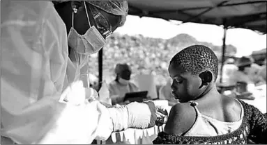  ??  ?? Een kind wordt tegen ebola ingeënt. (Foto: NU)