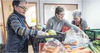  ?? FOTO: MARK HILDEBRAND­T ?? Mathilde Oswald (links), Margit Homalj (Mitte) und Maxi Reiff (rechts) sind ehrenamtli­che Helferinne­n bei der Tettnanger Tafel – hier säubern sie das Gemüse vor dem Verkauf.