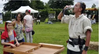  ??  ?? On se désaltère avec de l’hypocras… avec modération, entre deux parties.