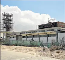  ?? Picture: EUGENE COETZEE ?? AT LAST: The first phase of New Brighton’s long-awaited Mendi multipurpo­se cultural centre is nearly complete