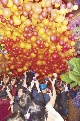  ??  ?? Guests welcome the New Year at the grand lobby of The Peninsula Manila.