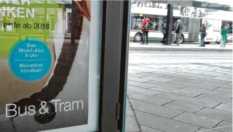  ?? Foto: Jörg Heinzle ?? „Monatlich kündbar!“: Mit diesem Verspreche­n bewerben die Stadtwerke das 9 Uhr Abo für Bus und Tram. Zum Nulltarif geht das aber nicht.