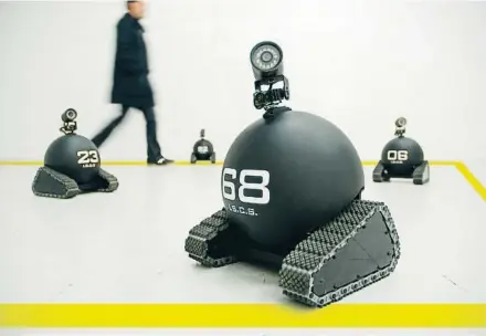  ??  ?? Ricardo Iglesias (2010). Robots autónomos con cámara de vigilancia que persiguen a los visitantes, realizando proyeccion­es in situ y por internet