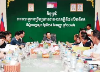  ?? PHA LINA ?? Labour Minister Ith Sam Heng (centre) speaks to union and factory representa­tives during a Labour Advisory Committee meeting last year in Phnom Penh.