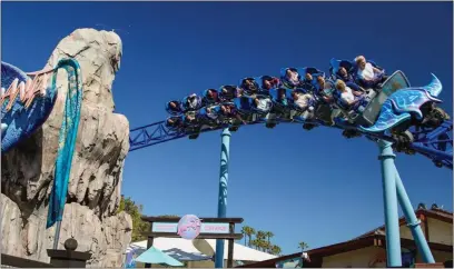  ?? ALEJANDRO TAMAYO — THE SAN DIEGO UNION-TRIBUNE ?? SeaWorld San Diego celebrates its 60th anniversar­y in early April. Park visitors ride the Manta roller coaster in Mission Bay.