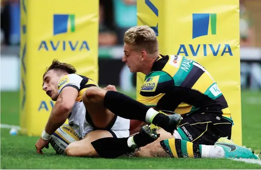  ?? PICTURES: Getty Images ?? Flat out: Josh Bassett beats Harry Mallinder to score for Wasps