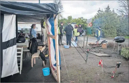  ?? / BRUNO ARBESU ?? Varios chalecos amarillos se congregan en una rotonda de Ploërmel el pasado jueves.