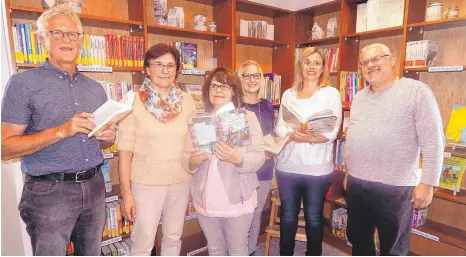  ?? FOTO: KURT ZIEGER ?? Umrahmt von Pfarrer Walter Stegmann (links), Pfarrer Uwe Grau (rechts) und Christa Stöhr von der Kirchengem­einde betreuen Toni Weidelener, Antje Miller und Christa Schmid (Mitte von links) die Bücherei Daugendorf.