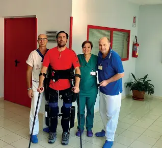  ??  ?? Sportivo Giovanni Dambruoso, 40 anni, con i fisioterap­isti che lo hanno curato nel centro “Gli Angeli di Padre Pio” di San Giovanni Rotondo