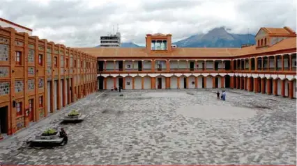  ??  ?? EDIFICACIÓ­N. El Cuartel es uno de los íconos más representa­tivos de la ciudad de Ibarra.