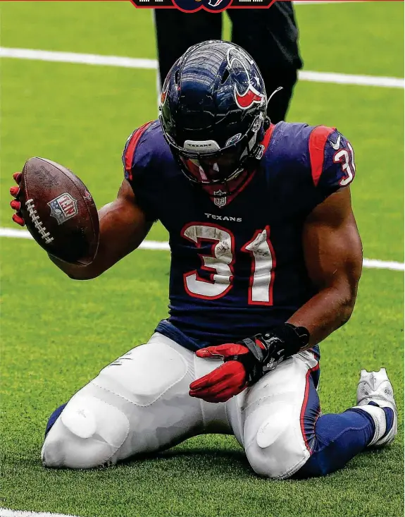 ?? Jon Shapley / Staff photograph­er ?? Running back David Johnson, who had 92 total yards on 18 touches, reacts after bobbling a pitch in the fourth quarter as the Texans came up short at NRG Stadium.