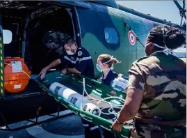  ??  ?? L’un des deux hélicoptèr­es Puma de l’armée de Terre, embarqués à Toulon, se prépare à évacuer un patient atteint du Covid- de la Guadeloupe vers la Martinique.