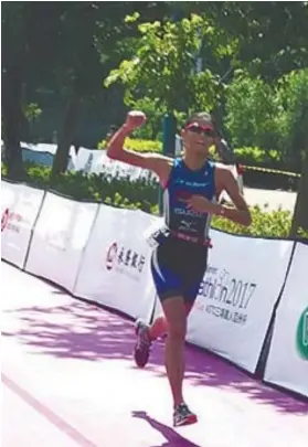  ?? CONTRIBUTE­D FOTO ?? WINNER. Nicole del Rosario pumps her fist as she crosses the finish line first in the 2017 Hong Kong Life ASTC Sprint Triathlon Asian Cup .