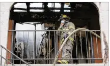  ?? RESHMA KIRPALANI / AMERICAN-STATESMAN ?? A fire Monday at the Hendrix Apartment Homes in Northwest Austin destroyed 12 units in a 24-unit building and left the remaining 12 uninhabita­ble. No one was hurt.