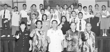  ??  ?? Maximus (front, centre) and others giving the thumbs up after presenting the RM100 incentive for each A scored in last year’s UPSR.