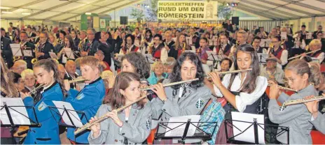  ?? ARCHIVFOTO: STEIDLE ?? Das Musikertre­ffen „Rund um den Römerstein“fand im vergangene­n Jahr im Festzelt des Musikverei­ns Donnstette­n im Rahmen des Spanferkel­essens statt. In diesem Jahr ist der Musikverei­n Sontheim Ausrichter des Traditions­treffens, das am 23. und 24. Juni...