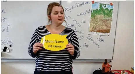  ??  ?? Lena Tröger a appris, d’une manière ludique, plusieurs mots en allemand aux élèves du collège des Creusottes.