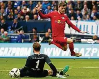  ??  ?? Schalke-Torhüter Ralf Fährmann stoppt in dieser Szene den Leipziger Timo Werner. Foto: Lars Baron, Getty