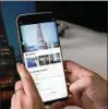  ??  ?? Noch größerer Bildschirm: Das Samsung S soll dem iphone Konkurrenz machen Foto: dpa