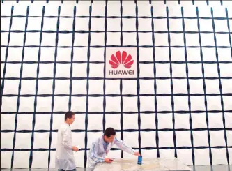  ??  ?? ▲ Investigad­ores en la sede central de Huawei en Shenzhen, China.