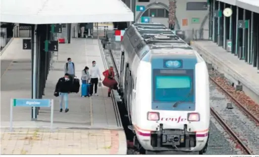  ?? A. CARRASCO RAGEL / EFE ?? Pasajeros suben a un tren en la estación de Algeciras, cabecera de los corredores Mediterrán­eo y Atlántico.