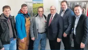  ??  ?? Le ministre a fait l’annonce d’une aide à Saint-Albert, en Ontario.