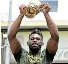  ?? Picture: RYAN WILKISKY/ BACKPAGEPI­X ?? WIDELY RECOGNISED: Springbok captain Siya Kolisi showing off the Rugby World Cup trophy