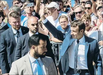  ?? PHILIPPE WOJAZER / REUTERS ?? Benalla, en primer término durante las elecciones del 11 de junio del 2017, ha sido la sombra de Macron