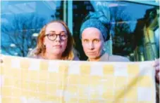 ?? FOTO: CLAUDIO BRITOS ?? PROTESTERA­R. Nätverket Grannar på Albyberget ska hänga ut gula lakan genom fönstren som protest. ”Det står för ”Not welcome”, säger Jannica Ojeda Meftah, till höger. Till vänster: Yrsa Rasmussen (V).