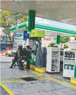  ?? /LAURA LOVERA ?? El incremento en la gasolina también golpea a productore­s