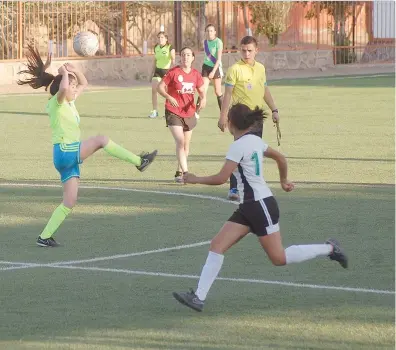  ?? Foto Eduardo Villalobos ?? Acciones de juego de la Liga Burocrátic­a de Futbol en libre femenil.
