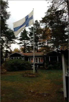  ?? Foto: Ingvar FlInk ?? FRåN NEw YORK TiLL väSTERviK. Ingvar Flink hittade en finsk flagga modell större i familjens sommarstug­a i Sverige. Den tillhör finska konsulatet i New York och hur den hamnat i Västervik kan han bara gissa.