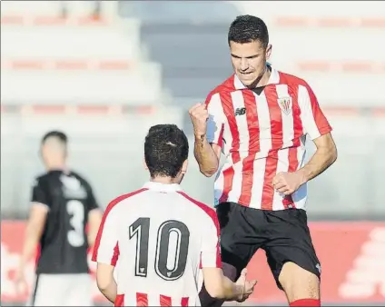  ?? FOTO: JUAN ECHEVERRÍA ?? Imparables Guruzeta, uno de los pilares de la delantera del Bilbao Athletic, celebra un gol en Lezama