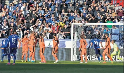  ??  ?? BALÓN AL LARGUERO. El Alavés pudo marcar en una clara ocasión: Ibai estrelló una falta en el travesaño de Yoel.