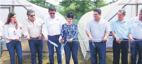  ??  ?? PROTOCOLO. La designada presidenci­al María Antonia Rivera y el viceminist­ro Aldo Villafranc­a fueron invitados a la inauguraci­ón.