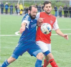  ?? FOTO: CHRISTIAN METZ ?? Der FV Ravensburg II (links Andre Bauer) empfängt am letzten Spieltag den TSV Eschach (Raphael Baumann).