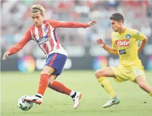  ?? — Gambar AFP ?? LICIK: Griezmann (kiri) dan pemain tengah Napoli, Jorginho bersaing pada perlawanan Piala Audi di Munich, Jerman Selasa lepas.