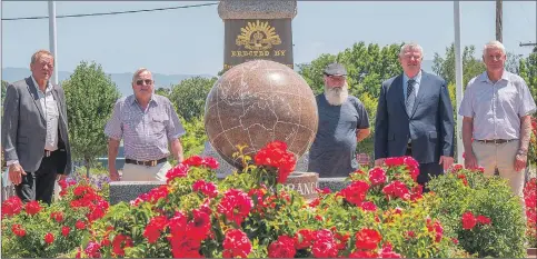  ?? ?? PROJECT COMPLETE: From left, Northern Grampians mayor Tony Driscoll, Geoff Reading from Stawell RSL, Russell Smith, Stawell RSL, Veterans Affairs Minister Shaun Leane and John Hunt, Northern Grampians Shire.